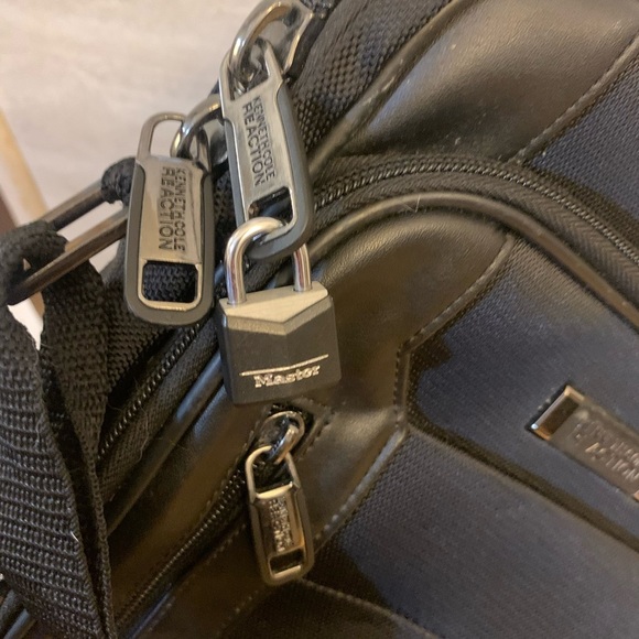 Kenneth Cole Reaction Crossbody Case - Picture 4 of 15